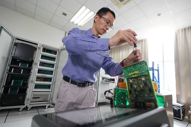 核电仪控维修师陈永伟 成为核电站的\